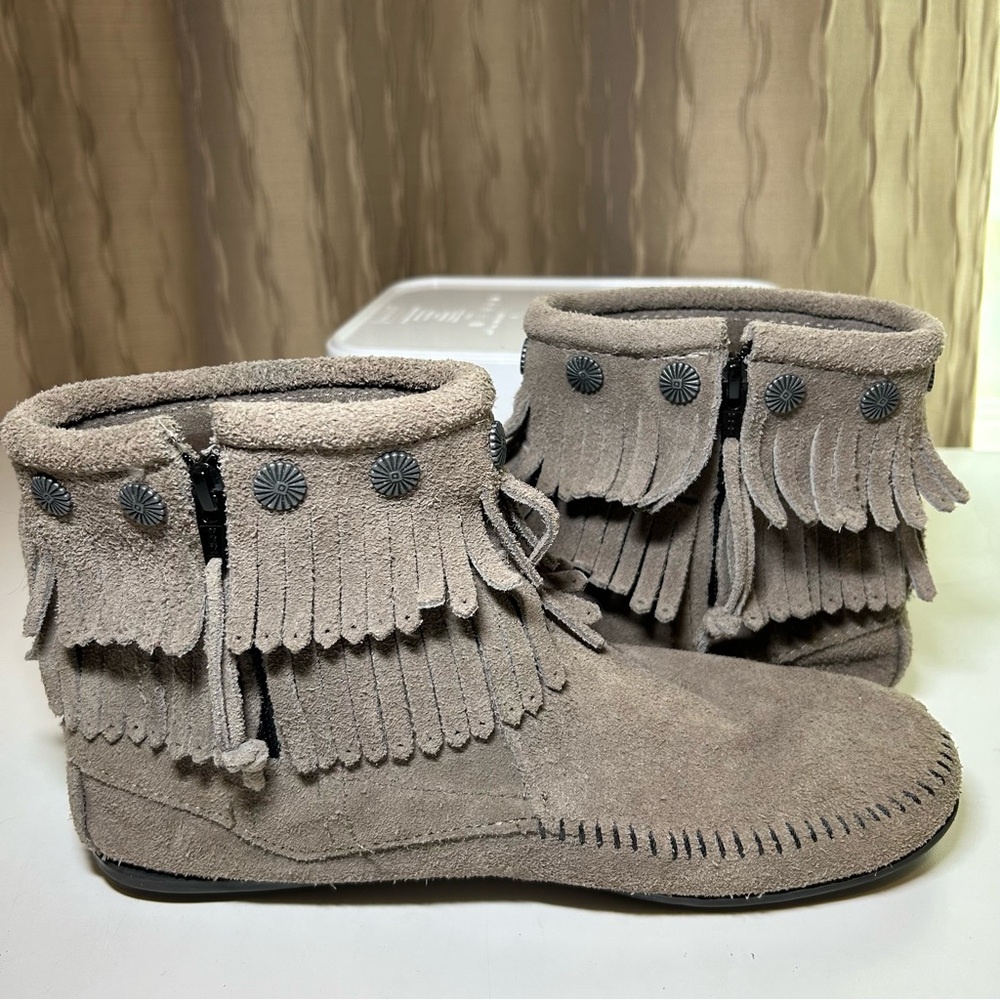 Minnetonka Double Fringe Women’s 9.5 Side Zip Boot Moccasin Taupe Suede 691T - Picture 11 of 16